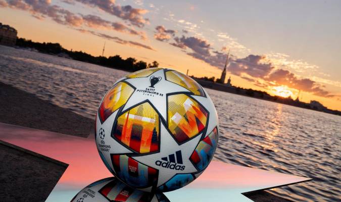Adidas presenta el balón para las eliminatorias de la 'Champions'.