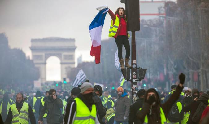 Enfrentamientos entre manifestantes y fuerzas del orden en París