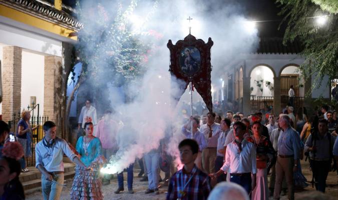 Santo Rosario cantado por las calles de la aldea de Los Pajares, en la noche del sábado de Romería. / Estudio Imagen