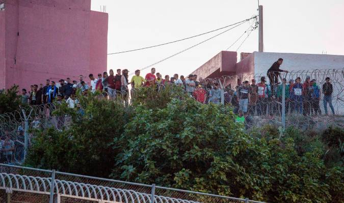 Varios marroquíes intentan llegar a suelo español desde la frontera que separa Melilla y Marruecos, a 21 de mayo de 2021, en Marruecos. Ángela Ríos / Europa Press