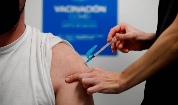 Foto de archivo de un hombre que recibe una dosis de la vacuna de la covid. EFE/ Eliseo Trigo