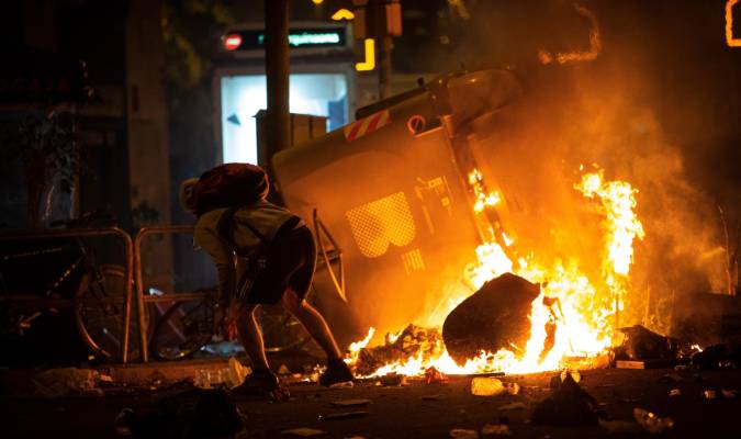 Quinta noche de violencia en Barcelona: 54 detenidos y 18 agentes heridos