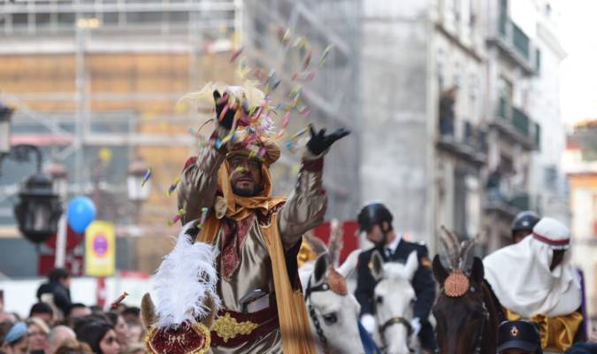 El Heraldo Real, encarnado por Manuel Alejandro Cardenete, lanza un puñado de caramelos al aire. / Reportaje gráfico: Jesús Barrera
