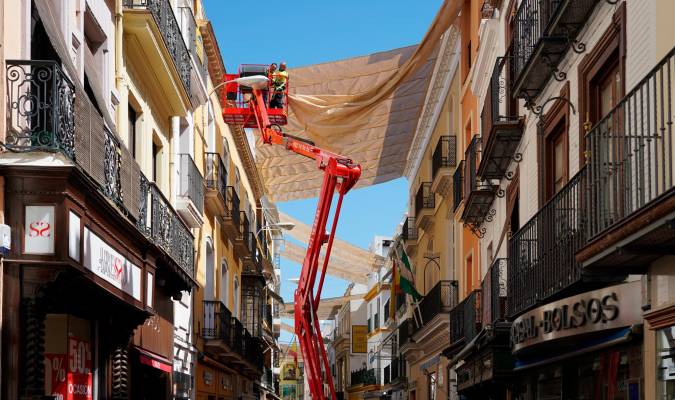 Sevilla desmonta los toldos de verano y arranca el montaje del alumbrado navideño