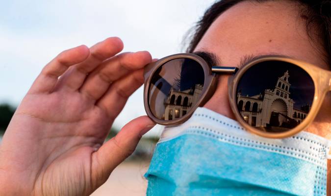 Reflejo del Santuario en las gafas de sol de una devota durante el fin de semana de la Romería del Rocio. / Joaquin Corchero - Europa Press
