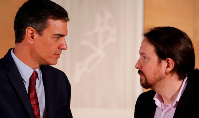 El presidente del gobierno Pedro Sánchez (i) y el líder de Podemos Pablo Iglesias. EFE/Juan Carlos Hidalgo