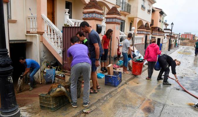 Vecinos, bomberos y Proteccion Civil achican agua en la población de Las Gabias (Granada).. EFE/Miguel Angel Molina