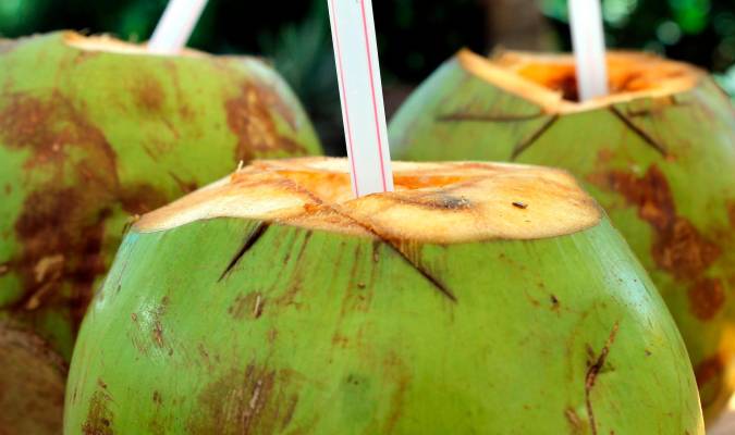 5 beneficios de incluir el agua de coco en tu dieta