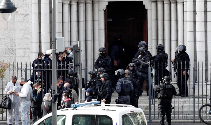 Agentes de la policía francesa en la entrada de la iglesia de Notre Dame en Niza. / EFE