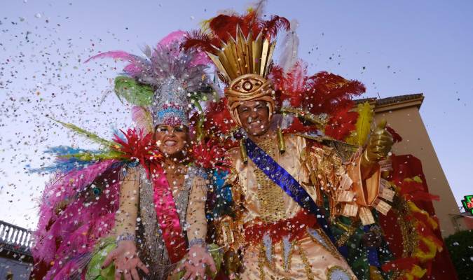 Gines se echó a la calle para disfrutar de su espectacular Carnaval de Luz 