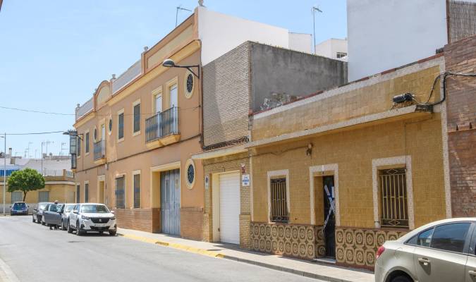 Fachada de la vivienda en la localidad sevillana de Dos Hermanas (d) donde fueron encontrados los cuerpo. EFE/ Raúl Caro.