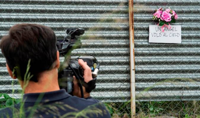 Un hombre filma un ramo de flores en el paso de peatones donde ocurrieron los hechos. EFE/Raúl Caro