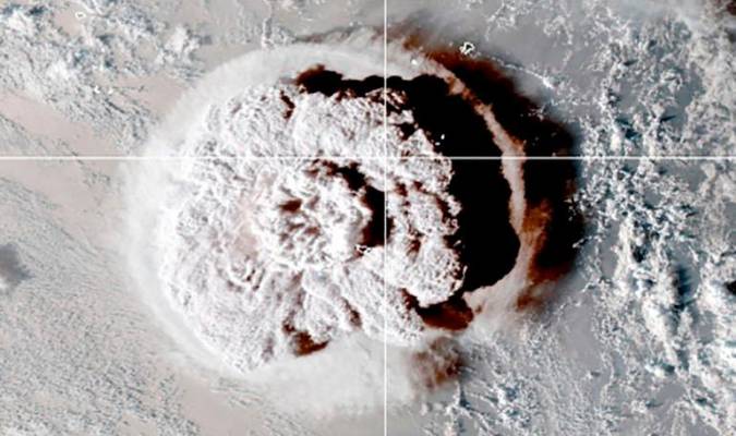 Una imagen vía satélite de la erupción del volcán.