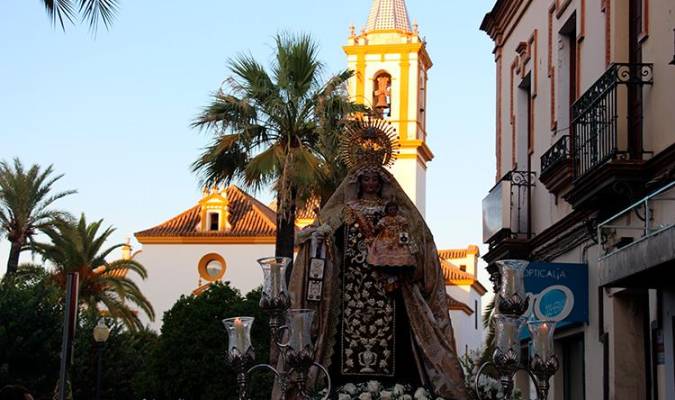  La Virgen del Carmen procesionando por las calles de Dos Hermanas. / El Correo