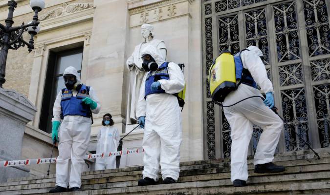 Agentes de la UME participa en la desinfección de las escaleras de la entrada de la Biblioteca Nacional, en Madrid. / E.P.
