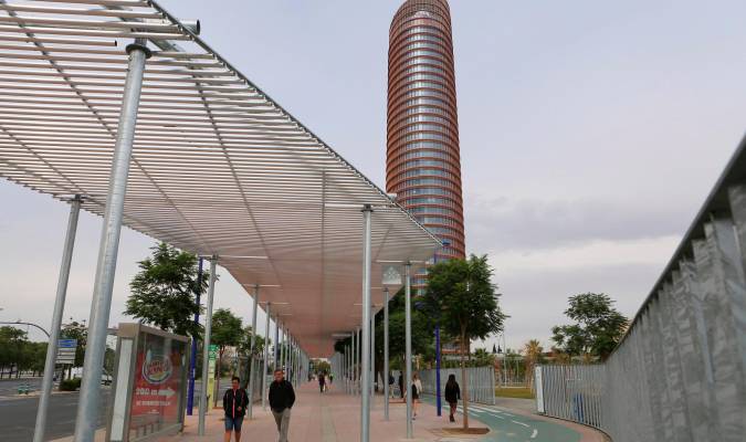 Torre Sevilla mejora su acceso peatonal