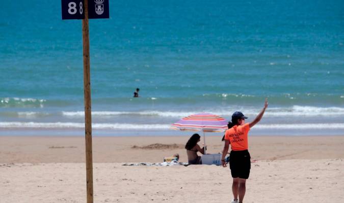 Desde hoy 3.000 vigilantes garantizan la seguridad en las playas de Andalucía