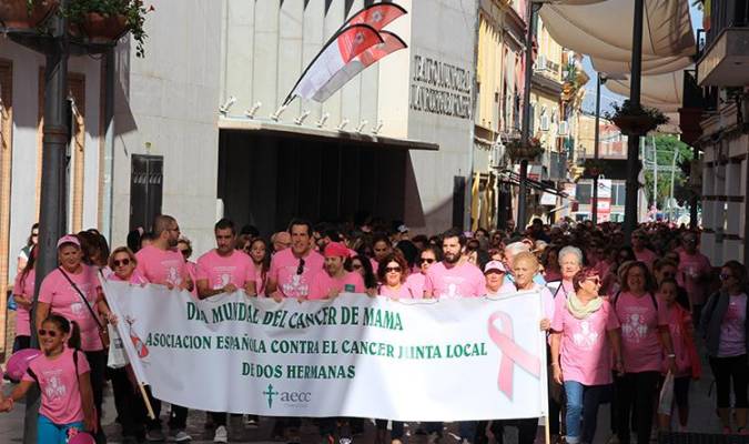 Las calles nazarenas se inundan de una marea rosa para luchar contra el cáncer de mama 