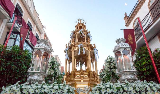 Custodia con el Santísimo Sacramento en el Corpus de La Puebla del Río (Foto: Ayuntamiento de La Puebla del Río)