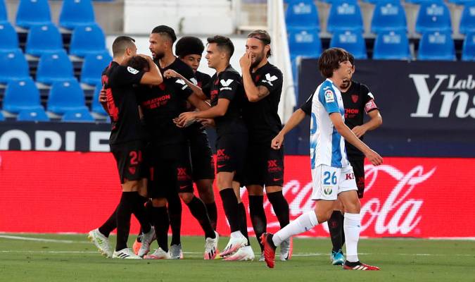 Los jugadores del Sevilla FC celebran el gol de Óliver Torres. EFE/Kiko Huesca