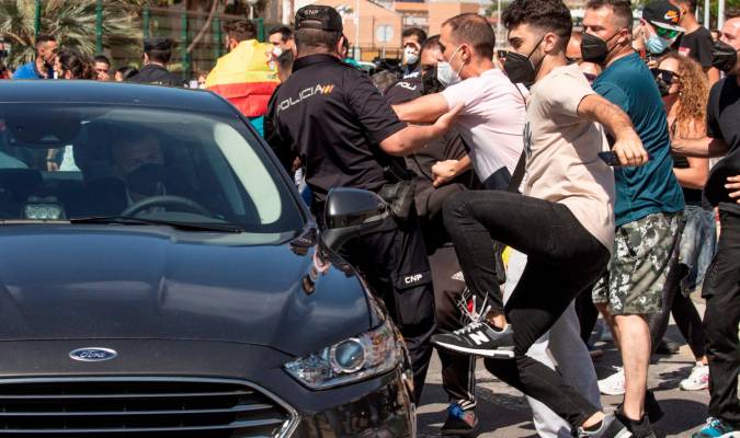 Varias personas se manifiestan contra la llegada del presidente del Gobierno, Pedro Sánchez, a Ceuta, que este martes vive una crisis migratoria sin precedentes con la entrada de miles personas desde Marruecos. EFE/ Brais Lorenzo