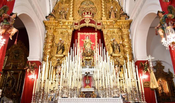 Altar de cultos para la celebración de la novena y la festividad de Nuestra Señora de la Asunción. (Foto: Hermandad de la Asunción de Cantillana).