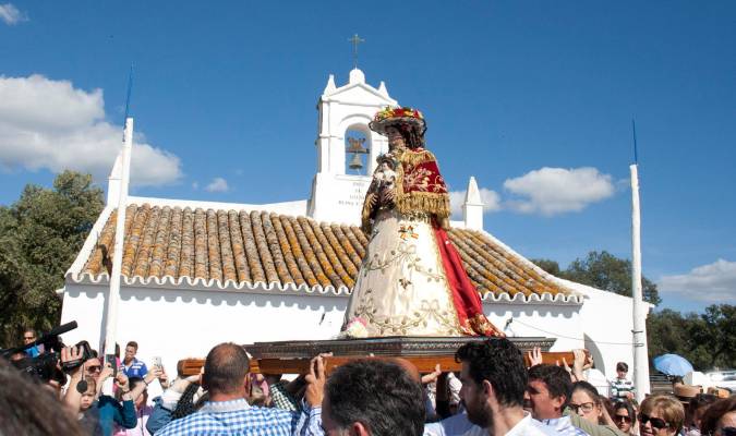 Salida de la Virgen de Escardiel de su ermita en la última Venida, celebrada en el año 2017 (Foto: Francisco J. Domínguez)