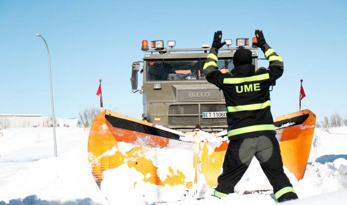 Un militar de la Unidad Militar de Emergencias (UME) da indicaciones durante caminan por una de las carreteras llenas de nieve y hielo. / Óscar J. Barroso - E.P.