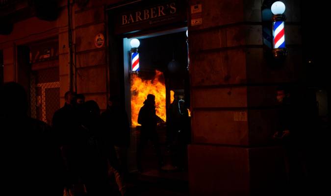Tercera noche de protestas por Hasel con incidentes en Barcelona y Valencia