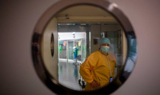 Andalucía sube 60 hospitalizados y supera los 300 ingresos en UCI por coronavirus