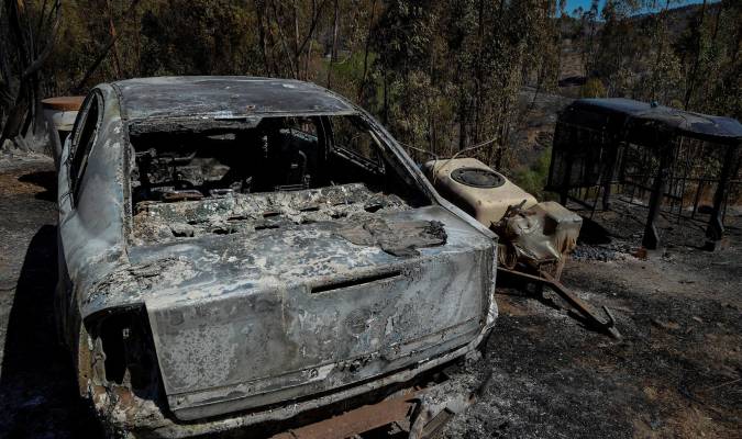  Zona quemada en el incendio forestal declarado a primera hora de la tarde del sábado en Villarrasa (Huelva). EFE/José Manuel Vidal