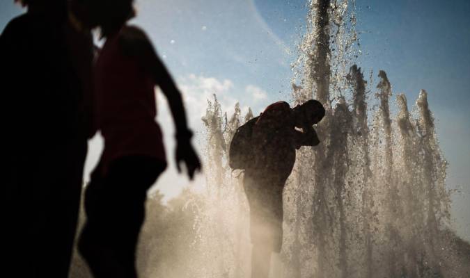 Un hombre se refresca en una fuente durante una jornada en la que las temperaturas han superado los 30 grados centígrados, este miércoles en Berlín. EFE/ Clemens Bilan
