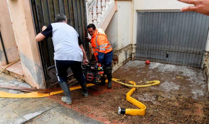 Vecinos, bomberos y Proteccion Civil achican agua en la población de Las Gabias +(Granada) .. EFE/Miguel Angel Molina