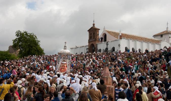 La Virgen de Setefilla llegando a la cruz del Humilladero en la última Venida, celebrada el 26 de abril de 2015 (Foto: Francisco J. Domínguez)