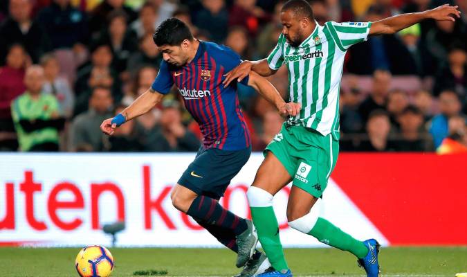 Sidnei pujando un balón con el delantero del FC Barcelona Luis Suárez. Foto: EFE/Alberto Estévez