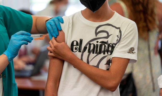 Un menor vacunándose en Córdoba. EFE - Rafael Alcaide