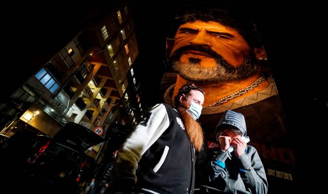 Personas rinden tributo a Maradona en Nápoles tras su fallecimiento. / EFE