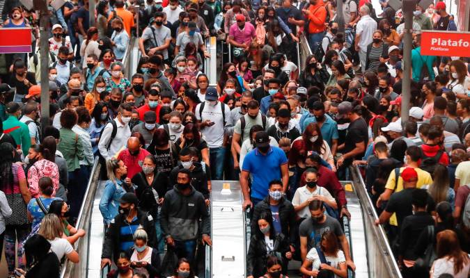 Decenas de pasajeros desembarcan del tren en la estación Luz hoy, en el centro de Sao Paulo (Brasil). Un año después del primer caso de coronavirus. EFE/ Sebastião Moreira