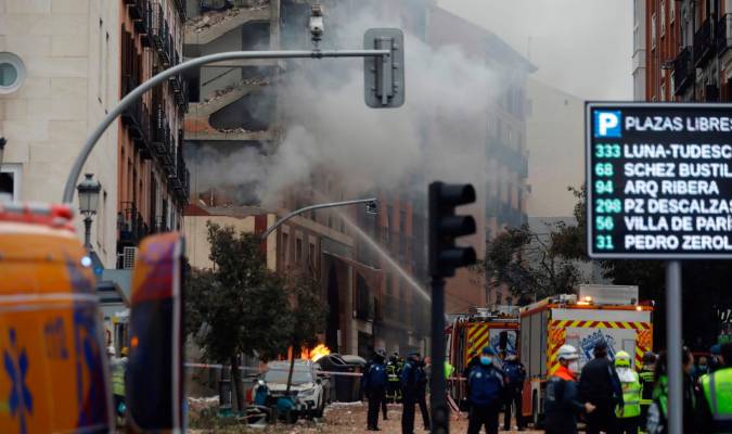 Efectivos de Bomberos, Policía y equipos de emergencias trabajan en la calle Toledo de Madrid. / EFE/ David Fernández