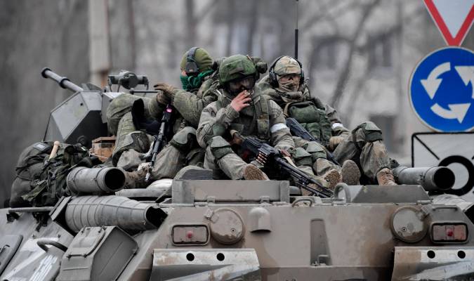 Militares rusos montan un vehículo blindado de transporte de personal en Armyansk, en el norte de Crimea. / E.P.