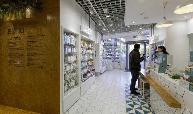 Farmacia Botiq del centro Comercial Torre Sevilla. / El Correo