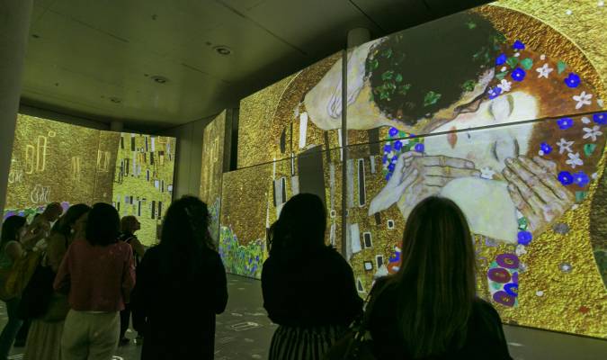 Imagen de la sala donde se proyecta el audiovisual inmersivo. / El Oro de Klimt