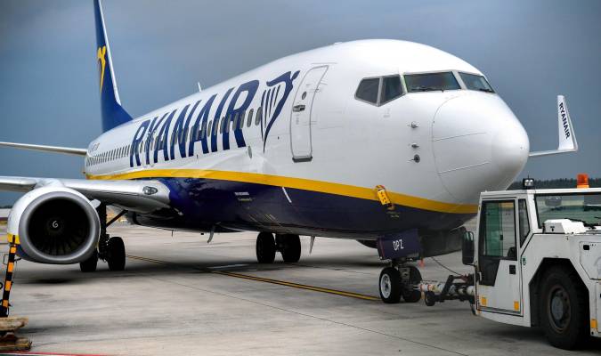 Denuncia que Ryanair le impide volar con su silla de ruedas porque «no cabe en la bodega»