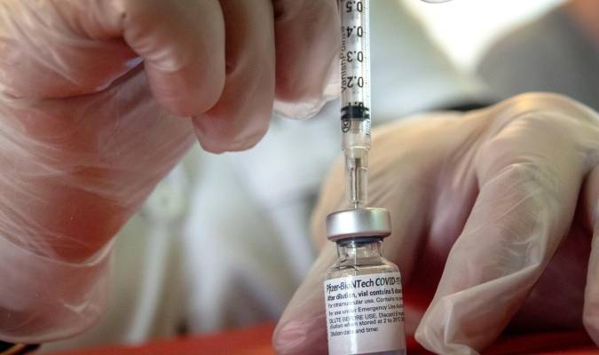 Un sanitario prepara una dosis de la vacuna de Pfizer-BioNTech. / EFE
