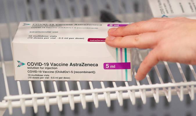 Una caja de vacunas de AstraZeneca . / EFE