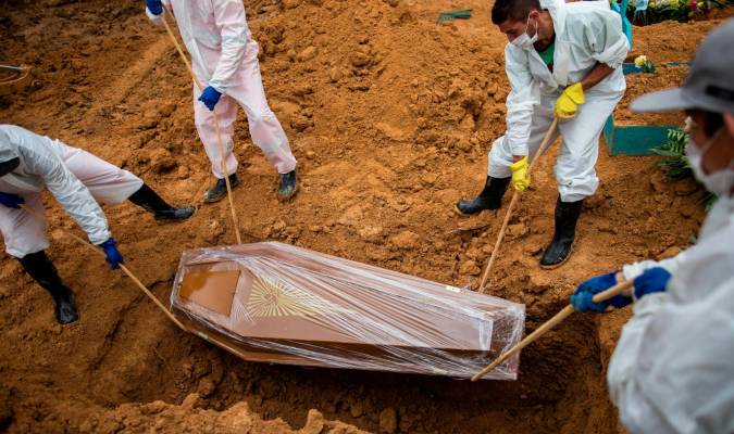 Trabajadores entierran a una víctima de covid-19 el 1 de marzo de 2021 en el Cementerio de Nossa Senhora Aparecida, en Manaos, Amazonas (Brasil). EFE/ Raphael Alves