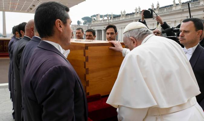 Con Francisco ante el ataúd de Benedicto XVI, acaba la era de los «dos papas»