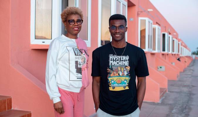 Rowland Olajide puso un día a su madre, Rachael, frente a la cámara, apretó el botón de grabar y le preguntó por el viaje que hicieron juntos hace 20 años desde Nigeria hasta Canarias. EFE/Carlos de Saá