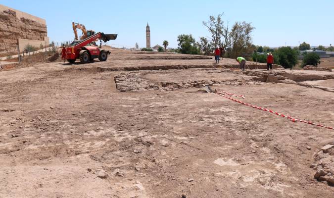 Excavación arqueológica en el entorno del castillo de Lora del Río (Foto: Ayuntamiento de Lora del Río)