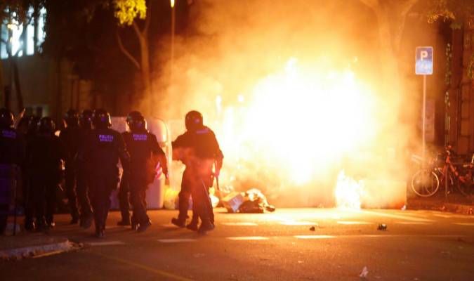 Tercera noche de incidentes en Cataluña con coches quemados y ácido contra los Mossos